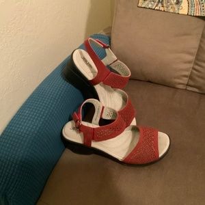 9.5 JBU by Jambu 2.5 inch heeled sandals